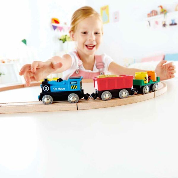 Train-de-marchandises-piles-jouet-hape